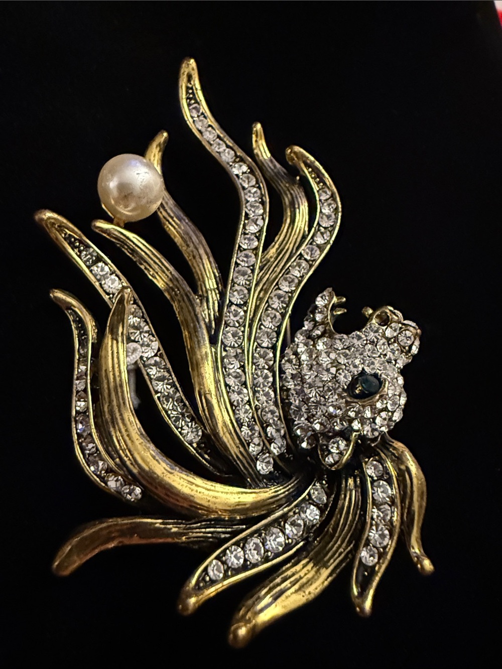 Vintage inspired Gold-Tone Crystal Fish Brooch with Pearl Accent